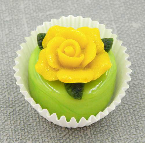 Click to view detail for HG-035 Hulet Art Glass Choc Yellow Rose on Pistachio $55